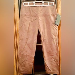 Lyssè stretch cropped leggings. A soft tan elastic waist. Size small.